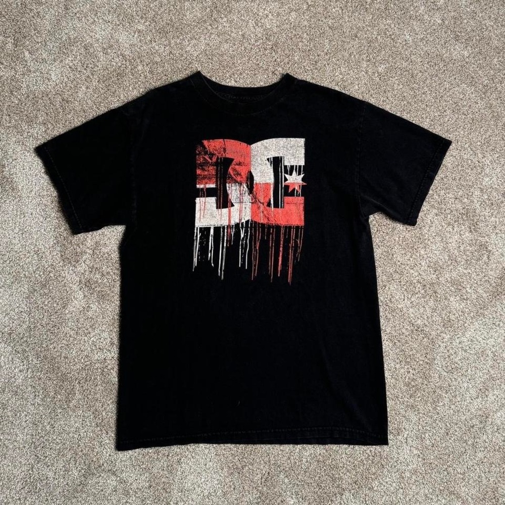 BLACK DC "PATRIOT" GRAPHIC TEE